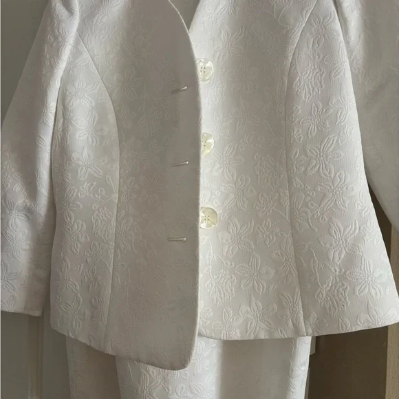 Le Suit white suit size 6 with matching skirt